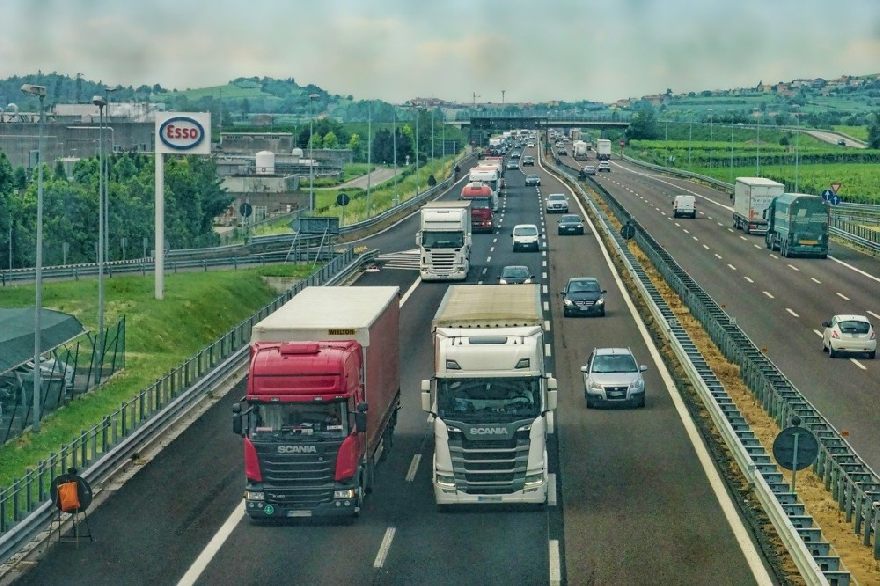 Autobahn mit Tankstelle